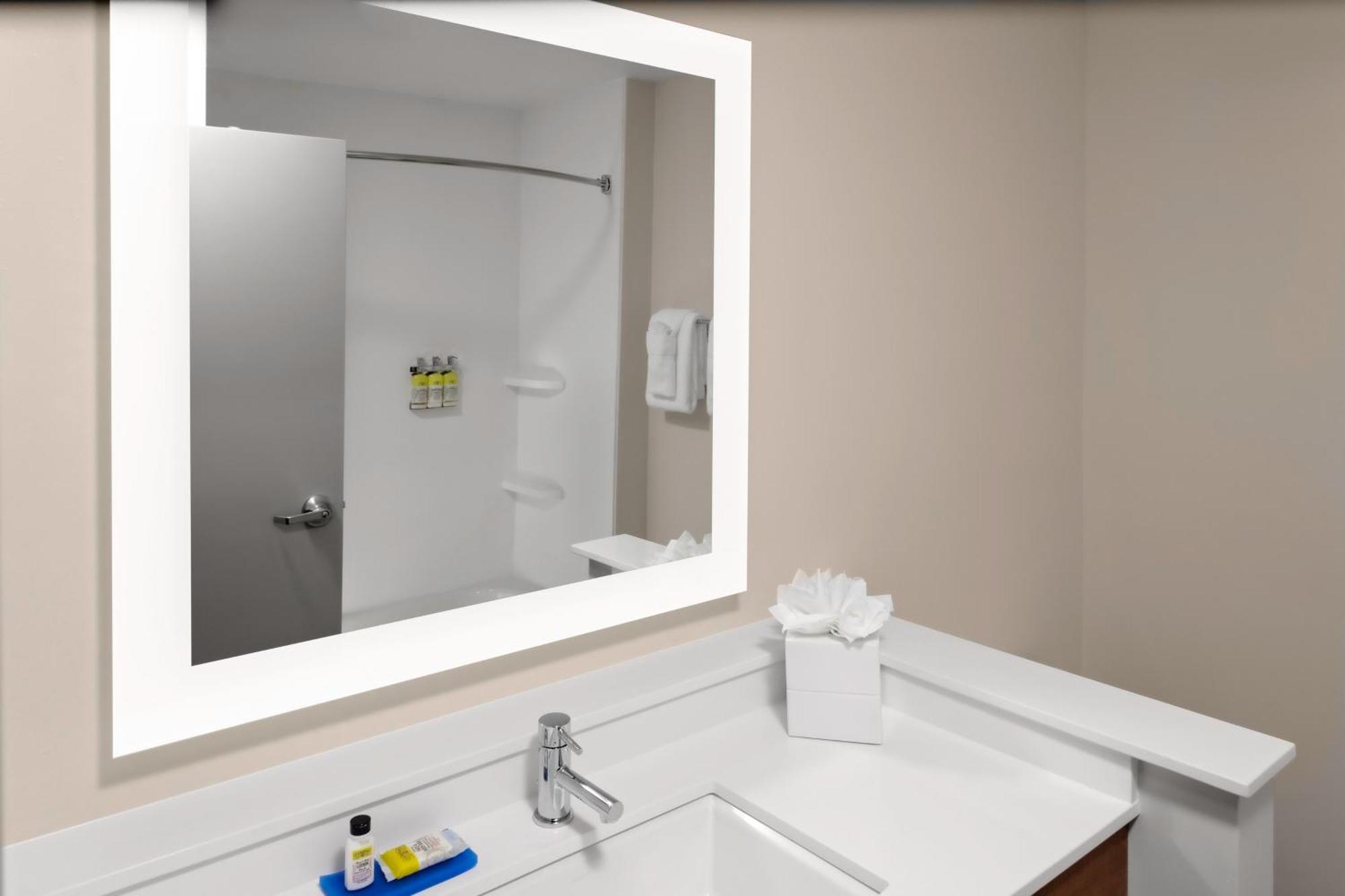 Holiday Inn Express & Suites Wilmington West - Medical Park By Ihg Exteriör bild
